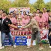 FOTO : Ketua HPPD Kabupaten Katingan Rabuansyah, saat menyerahkan Trofi Juara ke Squad Lewu FC.