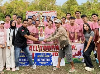 FOTO : Ketua HPPD Kabupaten Katingan Rabuansyah, saat menyerahkan Trofi Juara ke Squad Lewu FC.