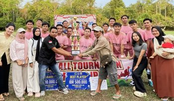 FOTO : Ketua HPPD Kabupaten Katingan Rabuansyah, saat menyerahkan Trofi Juara ke Squad Lewu FC.