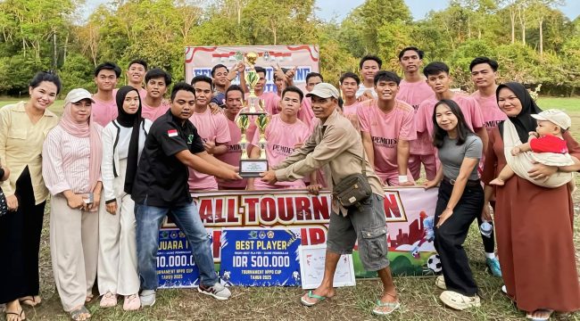 FOTO : Ketua HPPD Kabupaten Katingan Rabuansyah, saat menyerahkan Trofi Juara ke Squad Lewu FC.