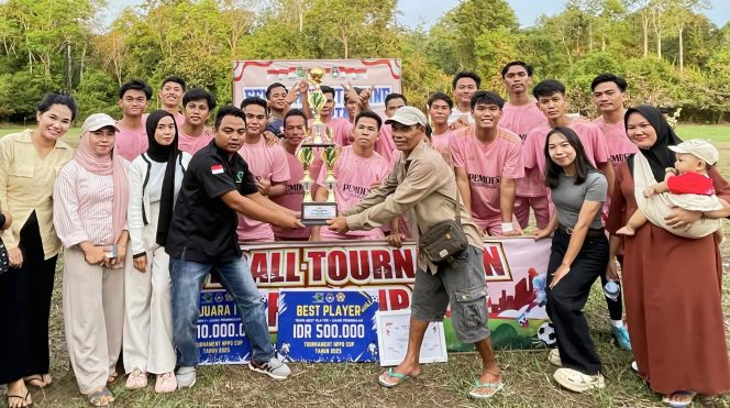 
					FOTO : Ketua HPPD Kabupaten Katingan Rabuansyah, saat menyerahkan Trofi Juara ke Squad Lewu FC.