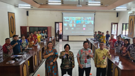 FOTO : Asisten I Setda Kabupaten Katingan,
George Heplin Edwar Doddy dan jajaran saat foto bersama.
