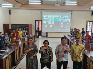 FOTO : Asisten I Setda Kabupaten Katingan,
George Heplin Edwar Doddy dan jajaran saat foto bersama.
