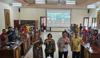 FOTO : Asisten I Setda Kabupaten Katingan,
George Heplin Edwar Doddy dan jajaran saat foto bersama.
