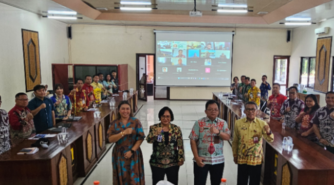 FOTO : Asisten I Setda Kabupaten Katingan,
George Heplin Edwar Doddy dan jajaran saat foto bersama.

