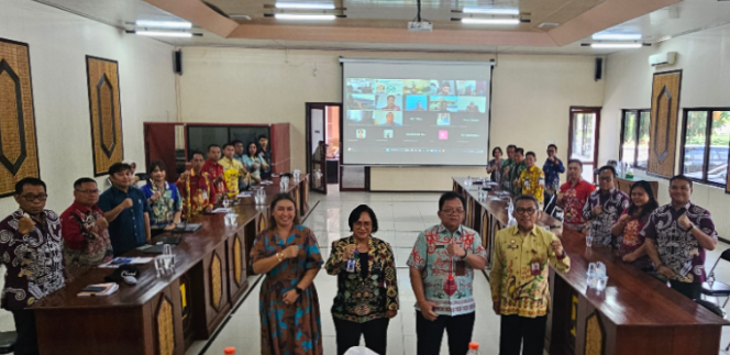 
					FOTO : Asisten I Setda Kabupaten Katingan,
George Heplin Edwar Doddy dan jajaran saat foto bersama.
