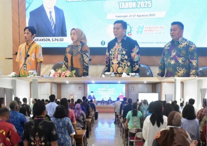 
					FOTO : Sumiati, Bunda PAUD Katingan saat kegiatan sosialisasi, di aula Dinas Pendidikan setempat.