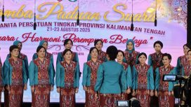 FOTO : Tim DWP Kabupaten Katingan saat tampil lomba paduan suara tingkat Provinsi Kalteng.
