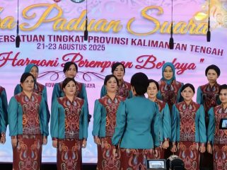 FOTO : Tim DWP Kabupaten Katingan saat tampil lomba paduan suara tingkat Provinsi Kalteng.
