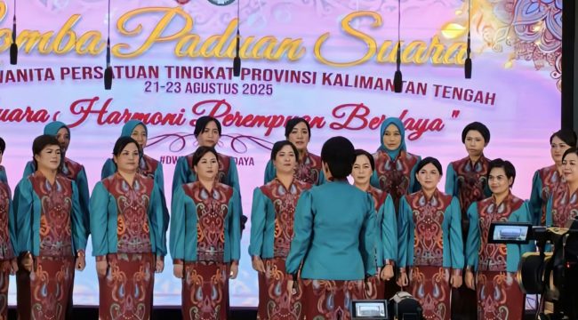 FOTO : Tim DWP Kabupaten Katingan saat tampil lomba paduan suara tingkat Provinsi Kalteng.
