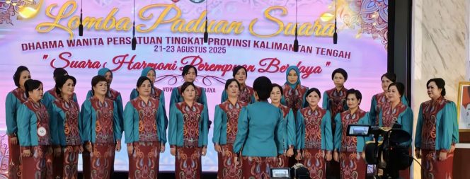 
					FOTO : Tim DWP Kabupaten Katingan saat tampil lomba paduan suara tingkat Provinsi Kalteng.
