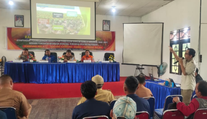 
					FOTO : Asisten Sustainability PT PEAK, Romu Hadi J. Kusuma, saat penyampaian materi.