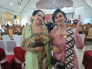 BERSAMA : Anggota DPRD Kabupaten Gumas Iceu Purnamasari (kiri) bersama koleganya Rayaniatie Djangkan dalam suatu kegiatan, belum lama ini.
