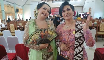 BERSAMA : Anggota DPRD Kabupaten Gumas Iceu Purnamasari (kiri) bersama koleganya Rayaniatie Djangkan dalam suatu kegiatan, belum lama ini.