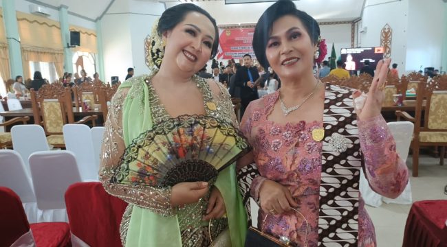 BERSAMA : Anggota DPRD Kabupaten Gumas Iceu Purnamasari (kiri) bersama koleganya Rayaniatie Djangkan dalam suatu kegiatan, belum lama ini.
