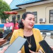 WAWANCARA : Anggota DPRD Kabupaten Gumas Rayaniatie Djangkan ketika diwawancarai awak media.