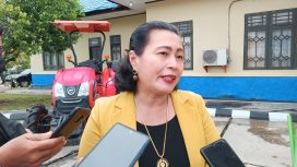 WAWANCARA : Anggota DPRD Kabupaten Gumas Rayaniatie Djangkan ketika diwawancarai awak media.