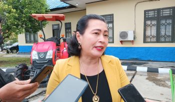 WAWANCARA : Anggota DPRD Kabupaten Gumas Rayaniatie Djangkan ketika diwawancarai awak media.