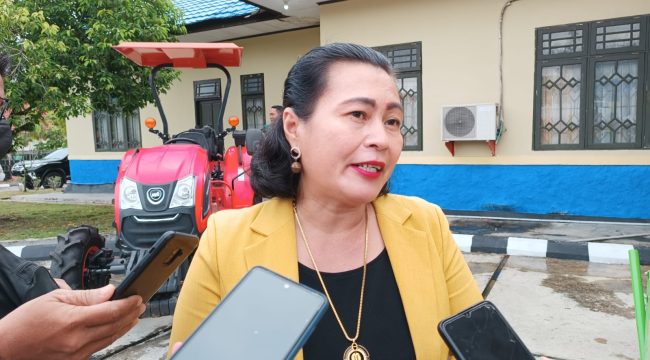 WAWANCARA : Anggota DPRD Kabupaten Gumas Rayaniatie Djangkan ketika diwawancarai awak media.