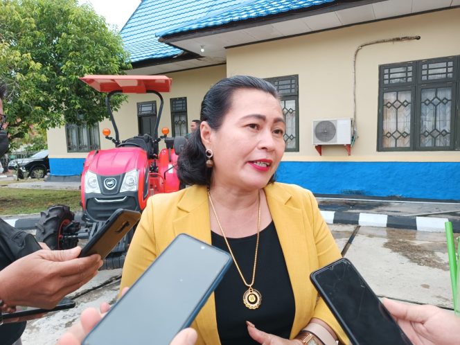 
					WAWANCARA : Anggota DPRD Kabupaten Gumas Rayaniatie Djangkan ketika diwawancarai awak media.