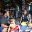 BERBINCANG : Anggota DPRD Kabupaten Gumas Rayaniatie Djangkan (kanan), berbincang dengan warga Desa Tewai Baru, Kecamatan Sepang, belum lama ini.