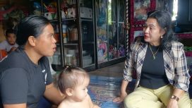 BERBINCANG : Anggota DPRD Kabupaten Gumas Rayaniatie Djangkan (kanan), berbincang dengan warga Desa Tewai Baru, Kecamatan Sepang, belum lama ini.