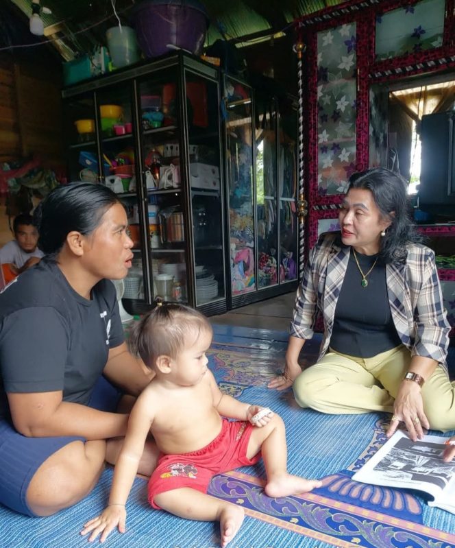 
					BERBINCANG : Anggota DPRD Kabupaten Gumas Rayaniatie Djangkan (kanan), berbincang dengan warga Desa Tewai Baru, Kecamatan Sepang, belum lama ini.