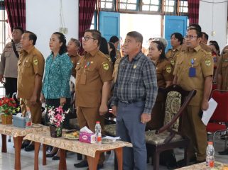 HADIRI : Anggota DPRD Kabupaten Gumas Yulius Agau (ujung kanan) ketika menghadiri musrenbang tingkat kecamatan, di aula kantor Kecamatan Kurun, belum lama ini.