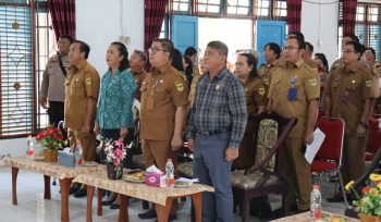 HADIRI : Anggota DPRD Kabupaten Gumas Yulius Agau (ujung kanan) ketika menghadiri musrenbang tingkat kecamatan, di aula kantor Kecamatan Kurun, belum lama ini.
