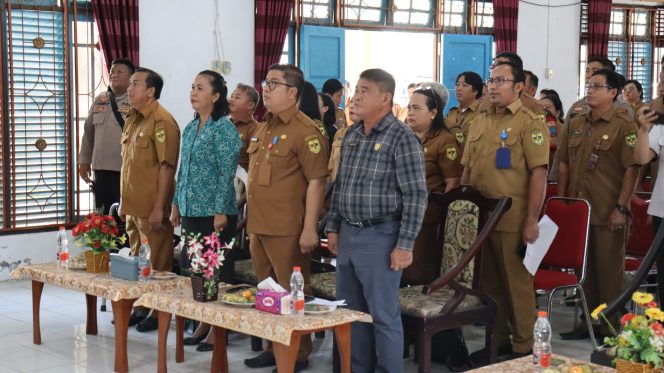 
					HADIRI : Anggota DPRD Kabupaten Gumas Yulius Agau (ujung kanan) ketika menghadiri musrenbang tingkat kecamatan, di aula kantor Kecamatan Kurun, belum lama ini.