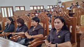 RAPAT PARIPURNA : Juru Bicara Fraksi PDIP DPRD Kabupaten Gumas Elvi Esie (ujung kanan) ketika menghadiri rapat paripurna ke-2 masa persidangan I tahun sidang 2025, Senin, 25 Agustus 2025.