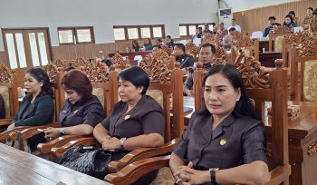 RAPAT PARIPURNA : Juru Bicara Fraksi PDIP DPRD Kabupaten Gumas Elvi Esie (ujung kanan) ketika menghadiri rapat paripurna ke-2 masa persidangan I tahun sidang 2025, Senin, 25 Agustus 2025.