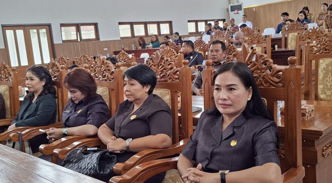 RAPAT PARIPURNA : Juru Bicara Fraksi PDIP DPRD Kabupaten Gumas Elvi Esie (ujung kanan) ketika menghadiri rapat paripurna ke-2 masa persidangan I tahun sidang 2025, Senin, 25 Agustus 2025.