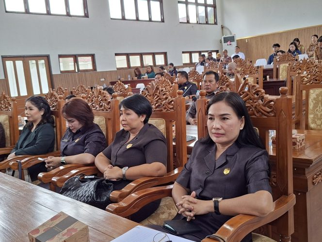 
					RAPAT PARIPURNA : Juru Bicara Fraksi PDIP DPRD Kabupaten Gumas Elvi Esie (ujung kanan) ketika menghadiri rapat paripurna ke-2 masa persidangan I tahun sidang 2025, Senin, 25 Agustus 2025.