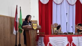 PANDANGAN UMUM : Juru Bicara Fraksi Gerakan Nasional DPRD Kabupaten Gumas Rayaniatie Djangkan, ketika menyampaikan pandangan umum pada pada rapat paripurna ke-2 masa persidangan I tahun sidang 2025, Senin, 25 Agustus 2025