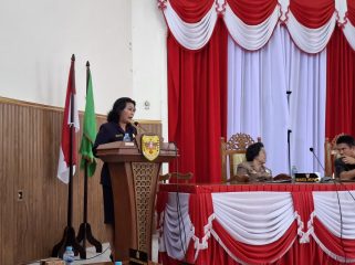 PANDANGAN UMUM : Juru Bicara Fraksi Gerakan Nasional DPRD Kabupaten Gumas Rayaniatie Djangkan, ketika menyampaikan pandangan umum pada pada rapat paripurna ke-2 masa persidangan I tahun sidang 2025, Senin, 25 Agustus 2025