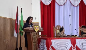 PANDANGAN UMUM : Juru Bicara Fraksi Gerakan Nasional DPRD Kabupaten Gumas Rayaniatie Djangkan, ketika menyampaikan pandangan umum pada pada rapat paripurna ke-2 masa persidangan I tahun sidang 2025, Senin, 25 Agustus 2025