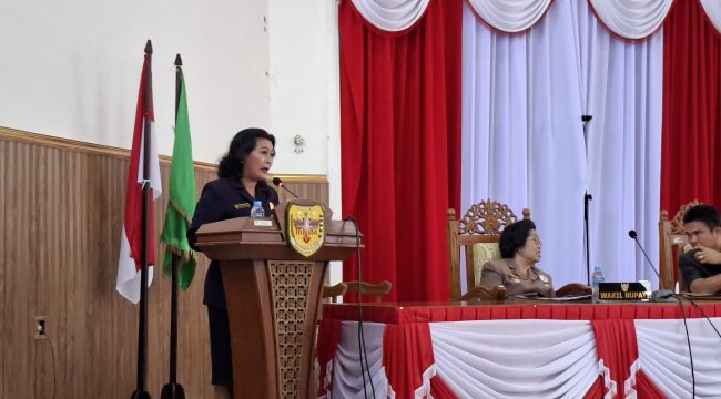 PANDANGAN UMUM : Juru Bicara Fraksi Gerakan Nasional DPRD Kabupaten Gumas Rayaniatie Djangkan, ketika menyampaikan pandangan umum pada pada rapat paripurna ke-2 masa persidangan I tahun sidang 2025, Senin, 25 Agustus 2025