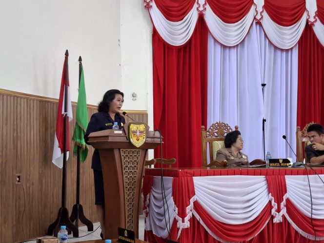 
					PANDANGAN UMUM : Juru Bicara Fraksi Gerakan Nasional DPRD Kabupaten Gumas Rayaniatie Djangkan, ketika menyampaikan pandangan umum pada pada rapat paripurna ke-2 masa persidangan I tahun sidang 2025, Senin, 25 Agustus 2025