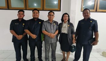 BERSAMA : Ketua Komisi II DPRD Kabupaten Gumas Herbert Y Asin (tengah) bersama koleganya dalam suatu acara, di kantor DPRD setempat, belum lama ini.