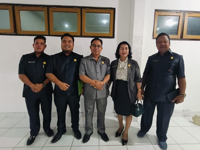 
					BERSAMA : Ketua Komisi II DPRD Kabupaten Gumas Herbert Y Asin (tengah) bersama koleganya dalam suatu acara, di kantor DPRD setempat, belum lama ini.