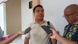 WAWANCARA : Anggota DPRD Kabupaten Gumas Hermanto ketika diwawancarai awak media.