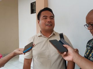 WAWANCARA : Anggota DPRD Kabupaten Gumas Hermanto ketika diwawancarai awak media.
