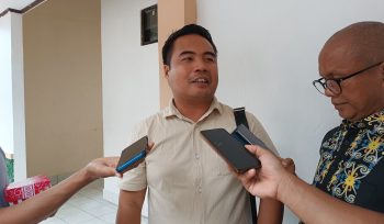 WAWANCARA : Anggota DPRD Kabupaten Gumas Hermanto ketika diwawancarai awak media.