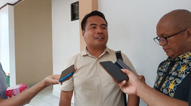 WAWANCARA : Anggota DPRD Kabupaten Gumas Hermanto ketika diwawancarai awak media.