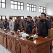 PARIPURNA : Anggota DPRD Kabupaten Gumas Yulius Agau (berdiri dua dari kanan) menghadiri rapat paripurna DPRD setempat, belum lama ini.