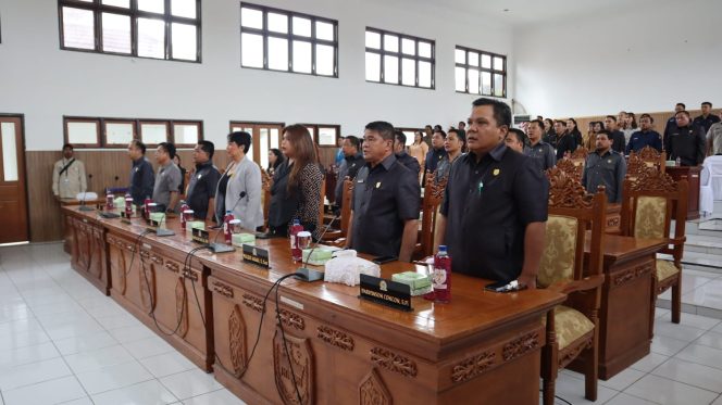 
					PARIPURNA : Anggota DPRD Kabupaten Gumas Yulius Agau (berdiri dua dari kanan) menghadiri rapat paripurna DPRD setempat, belum lama ini.