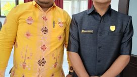 BERSAMA : Anggota DPRD Kabupaten Gumas Herda (kanan) ketika berfoto bersama dengan koleganya Tuah, di kantor DPRD setempat, Jumat, 22 Agustus 2025.