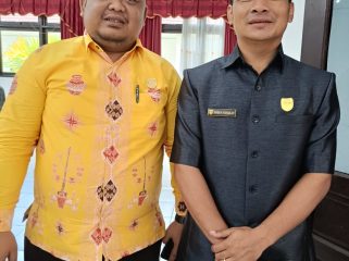 BERSAMA : Anggota DPRD Kabupaten Gumas Herda (kanan) ketika berfoto bersama dengan koleganya Tuah, di kantor DPRD setempat, Jumat, 22 Agustus 2025.