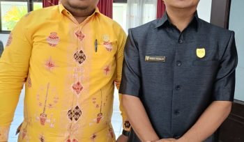 BERSAMA : Anggota DPRD Kabupaten Gumas Herda (kanan) ketika berfoto bersama dengan koleganya Tuah, di kantor DPRD setempat, Jumat, 22 Agustus 2025.